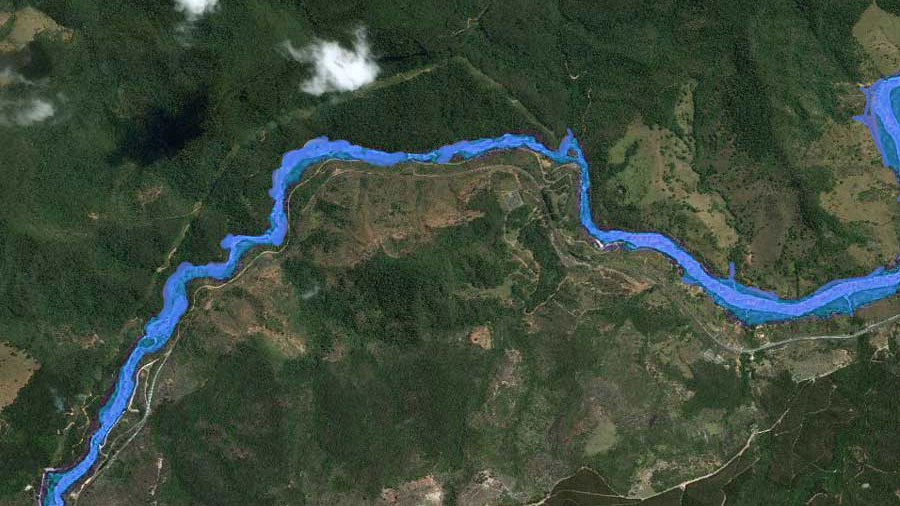 Leito de rio sinalizado de azul em registro via satélite