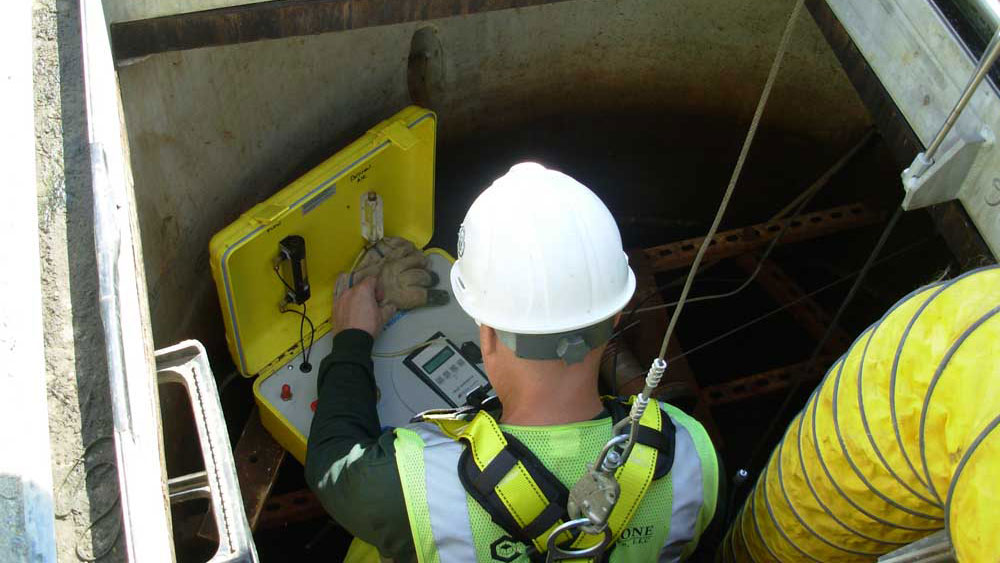 Especialista analisa dados em área industrial.