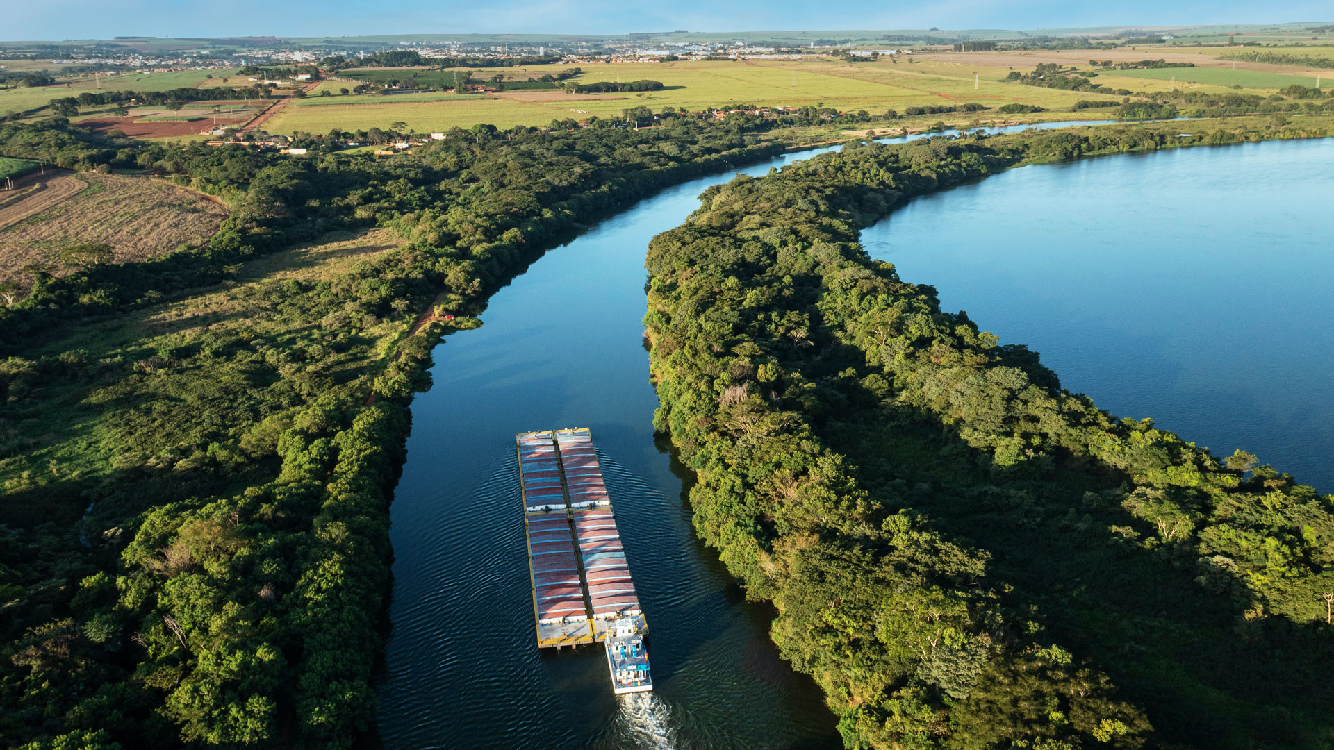 Embarcação trafega pelo leito do rio Amazonas, no Brasil.