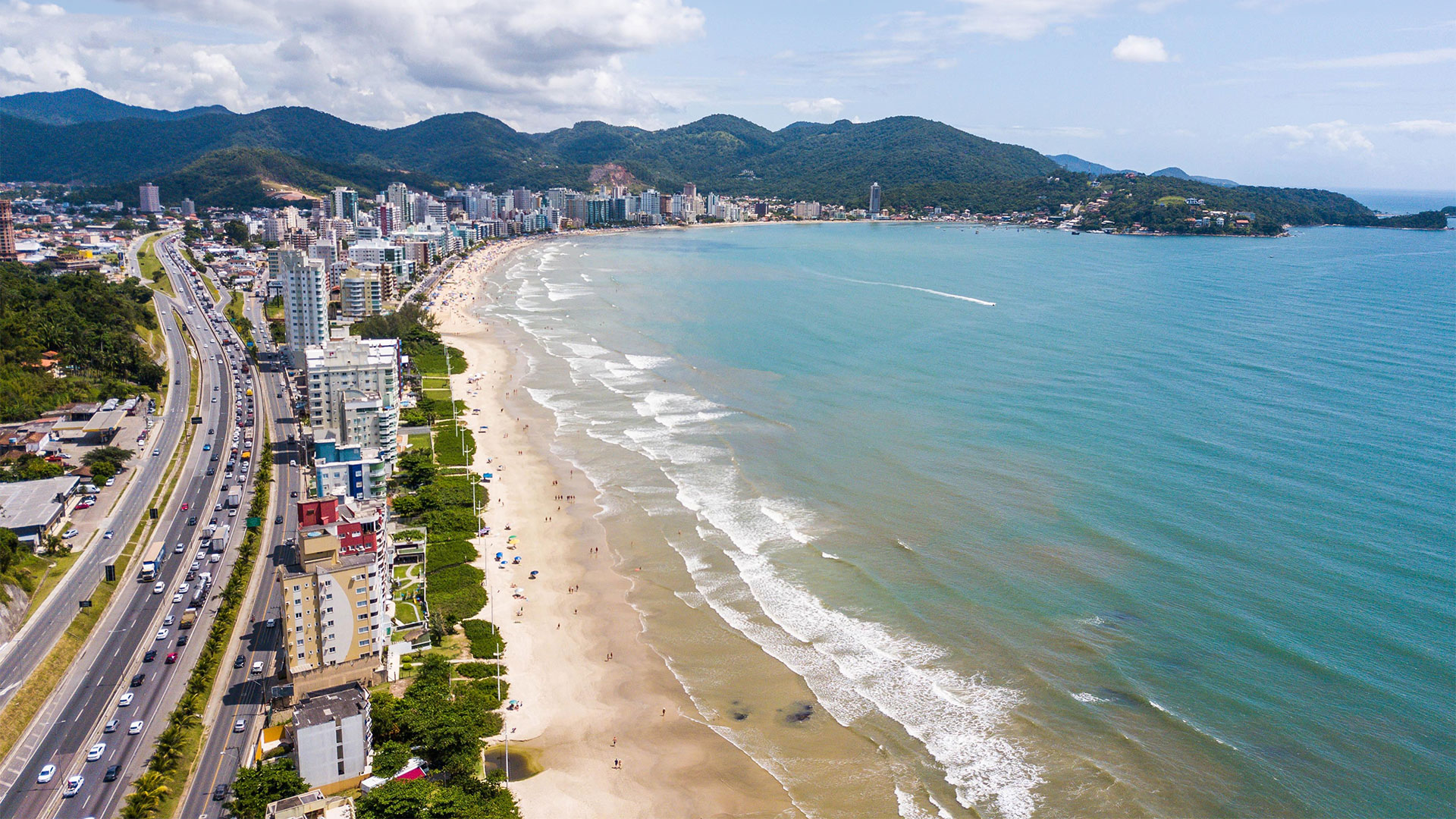 Vista aérea da praia no Brasil