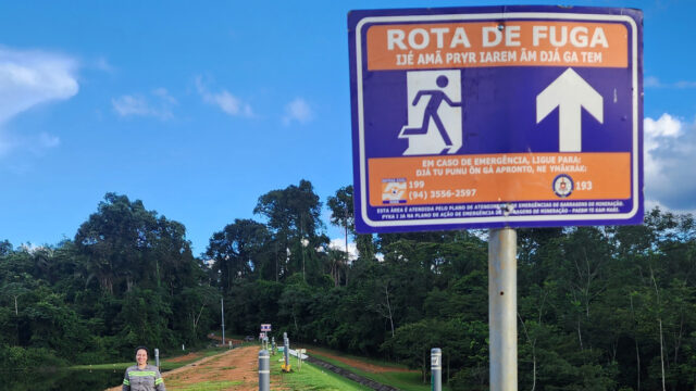 Placa da defesa civil indica rota de fuga