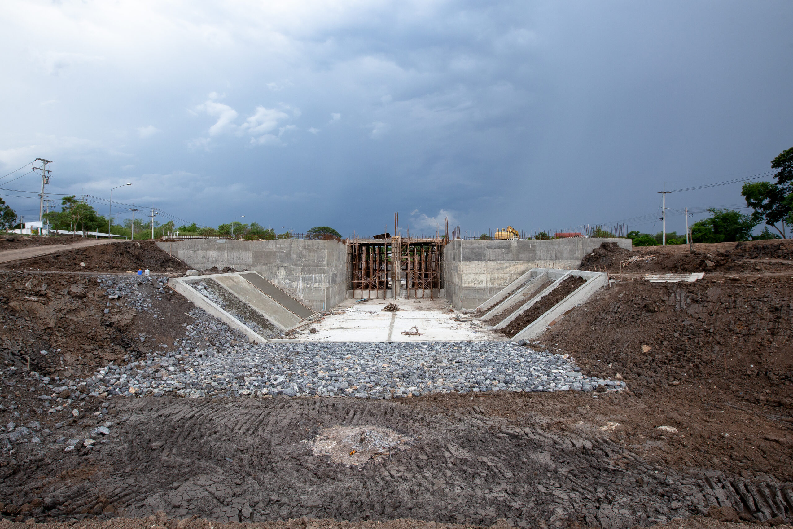 Construção de um canal para entrega de água rural.