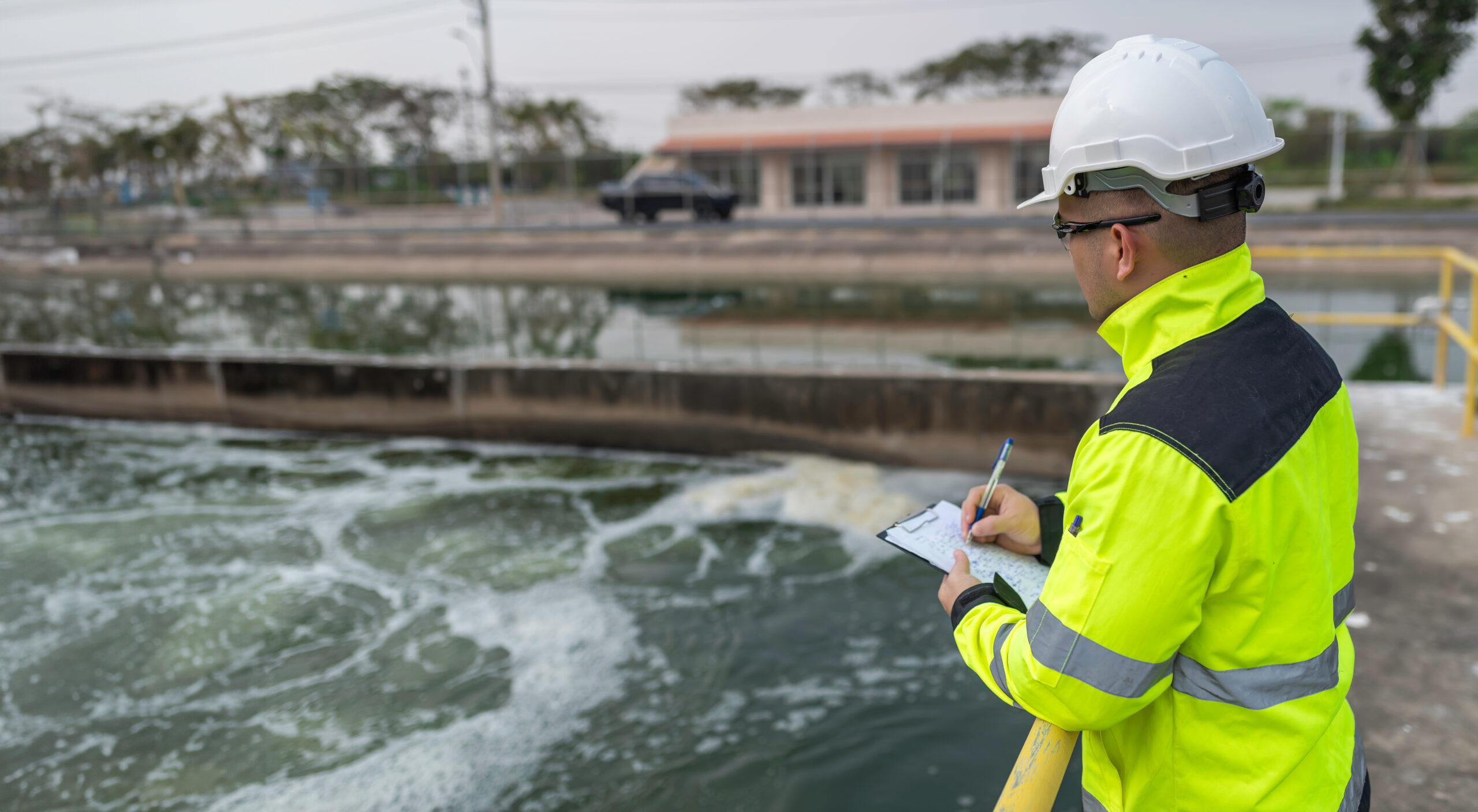 Engenheiros ambientais trabalham em estações de tratamento de águas residuais. Engenheiros de abastecimento de água trabalham em plantas de reciclagem de água para reutilização