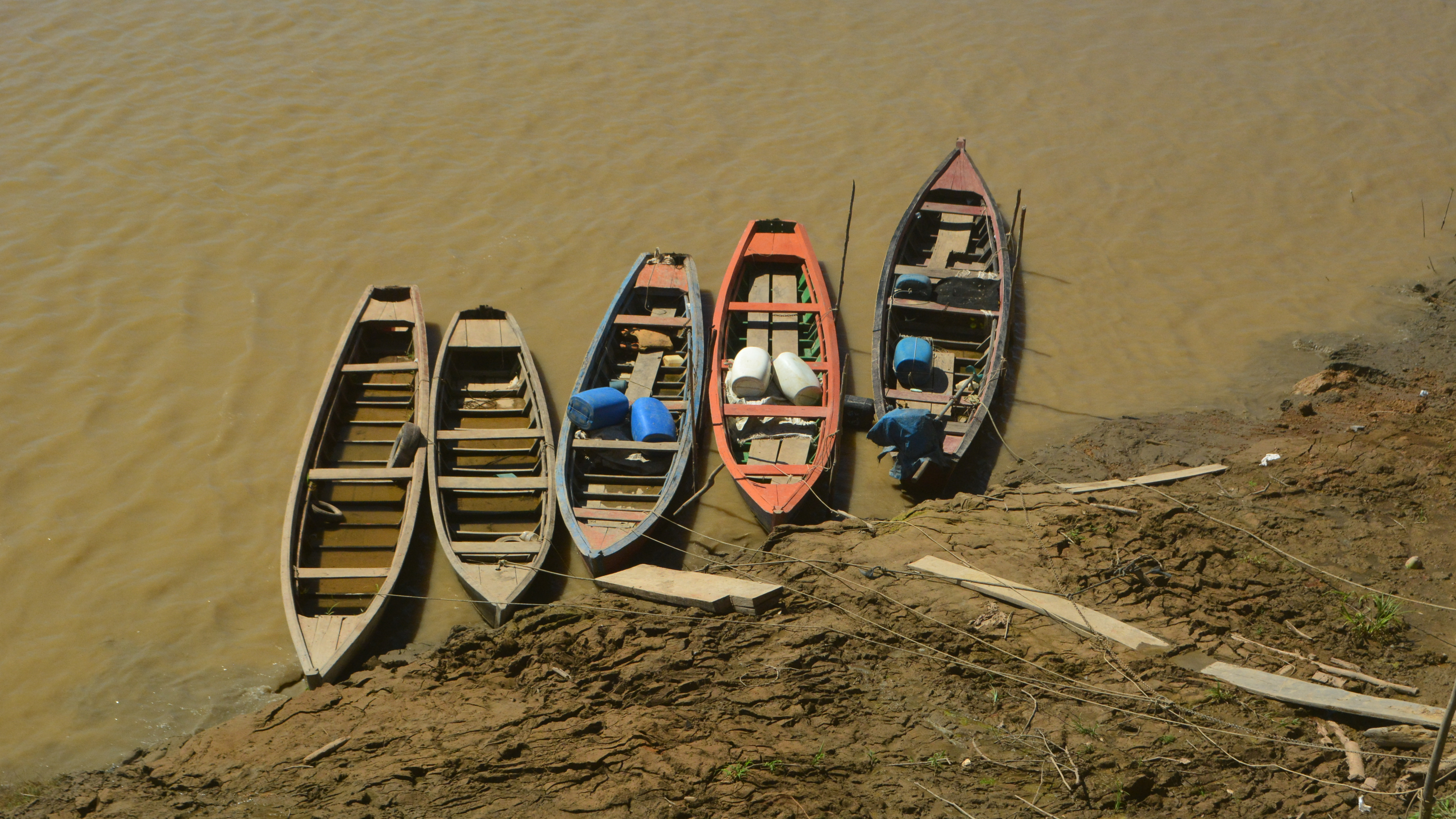 Pequenas canoas na beira de rio